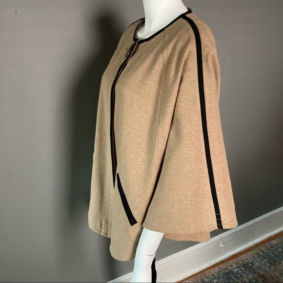 NEW Trina Turk jacket medium cape capelet poncho beige tan - Picture 3 of 11